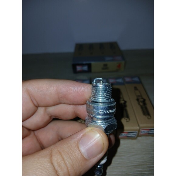 Set Of 4 Champion Copper Plus Spark Plugs 835 UL81C Federal-Mogul 2017 New - Picture 5 of 16